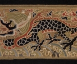 Vierklauiger Drache zwischen Wolken über Wellen und Gischt